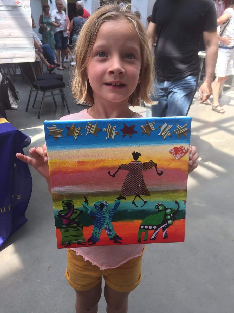 Kind met zelfgemaakt schilderij